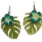 Preview: Ohrringe mit dunkelgrünen Frangipani Blume auf Monstera Blatt