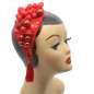 Preview: Kopf mit rotem Fascinator mit Beeren und kugeln in Rot