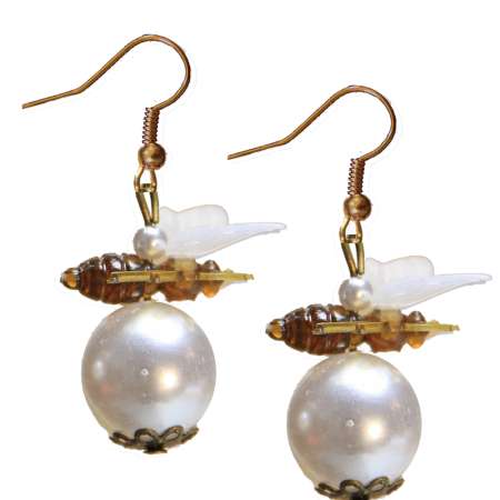 Earrings with bee on a pearl