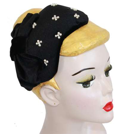 Schwarzer Samt Half Hat mit Perlen bestickt - Betty's Bling and Bow Fascinator