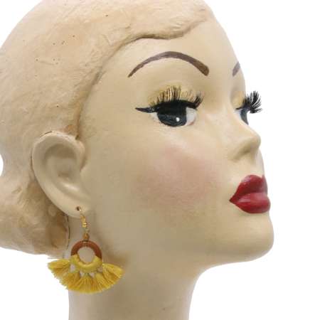 Kopf mit gelben Fransen-Ohrringen