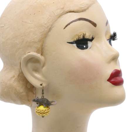 head with Earrings with mouse and yellow pearl