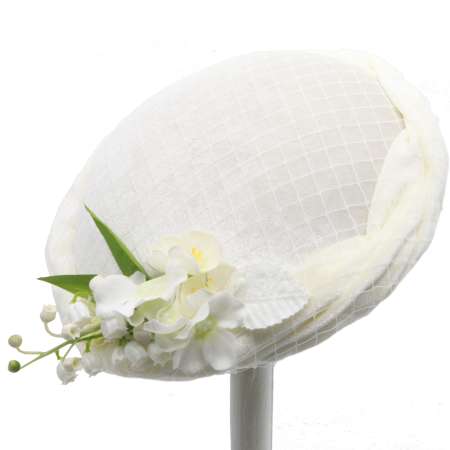 Kleiner runder Hut aus Samt mit Netz und Blumen