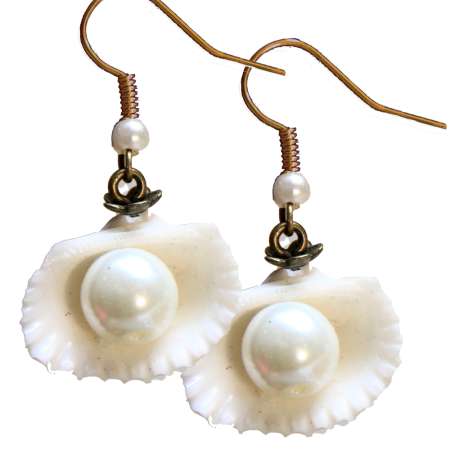 Earrings with pearl and real shell