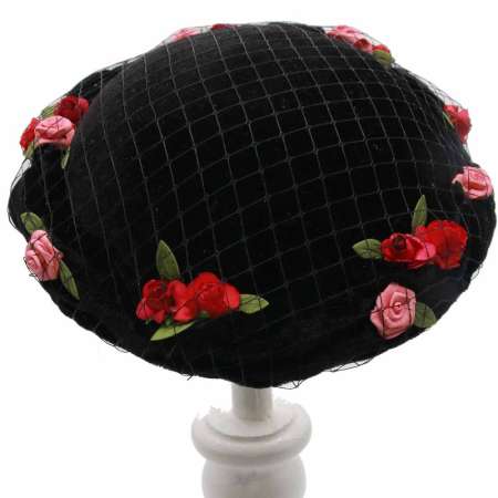 runder Hut aus Samt in Schwarz mit kleinen Blumen