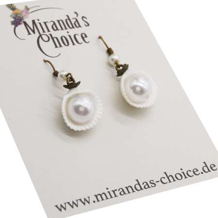 Earrings with pearl and real shell