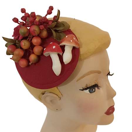 Pilz Fascinator mit Blättern und Beeren