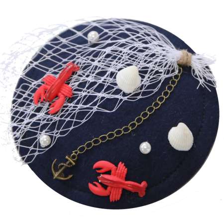 Blauer Fascinator mit kleinen Hummern im Netz