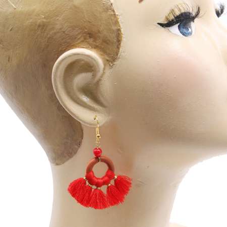 Kopf mit Ohrringen mit kleinen Quasten in rot
