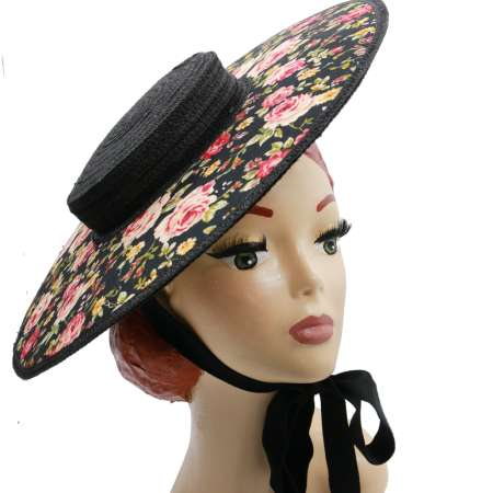 Großer schwarzer Hut mit breiter Krempe mit Blumen