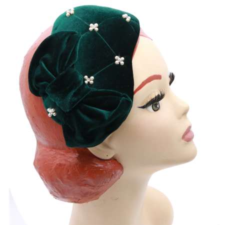 Dunkelgrüner Samt Fascinator mit Perlen bestickt - Betty's Bling and Bow Half Hat