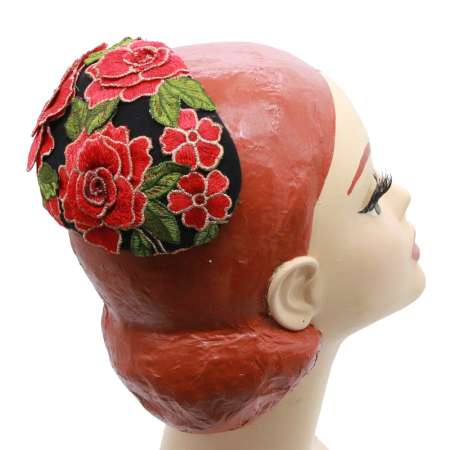 Schwarzer Half Hat mit roter Blütenspitze - bestickter Fascinator im Vintage Look