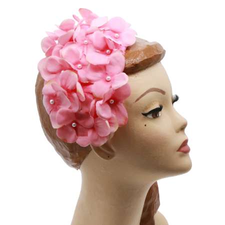 Rosa Fascinator mit Hortensien bestickt - Half Hat im Vintage Stil