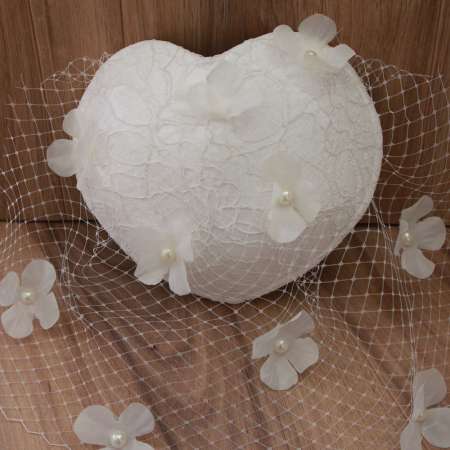 Forever: bridal fascinator in heart shape with lace and veil