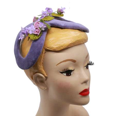 Infinity Hut aus Samt in Lila mit Blumen - Fascinator im Vintage Stil