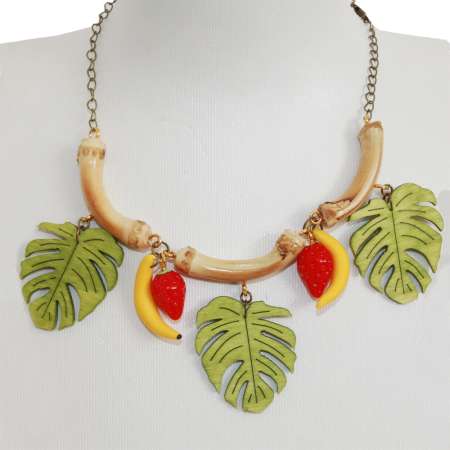 Tiki necklace with bamboo, fruits and monstera leaves 02
