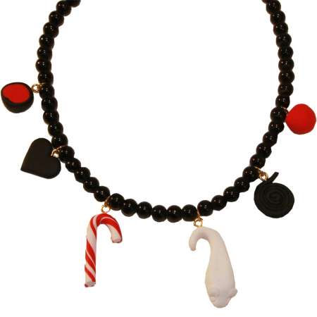 Schwarze Halskette mit Süßigkeiten und Lakritze