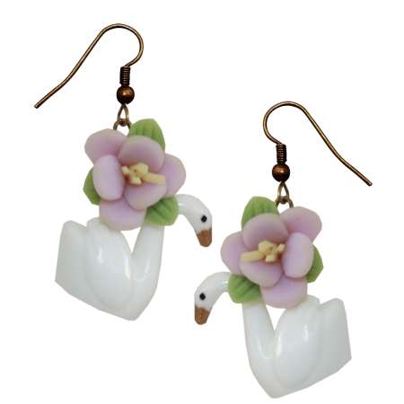 Ohrringe mit weißem Schwan und lila Blume