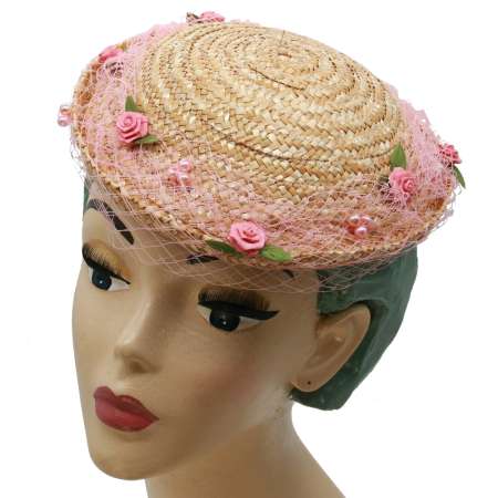 Bowler Strohhut - Runder Hut mit Netz und Blumen in Rosa.