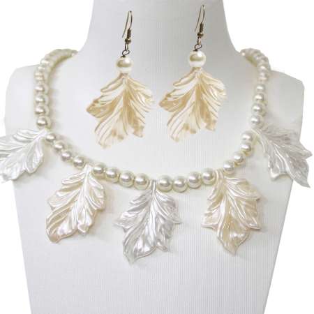 Shimmer leaf - earrings & pearl necklace