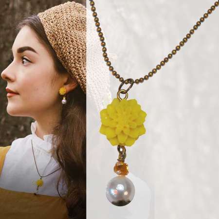 Shirinatra: Blooming Dhalia - necklace with yellow flower in vinatge style