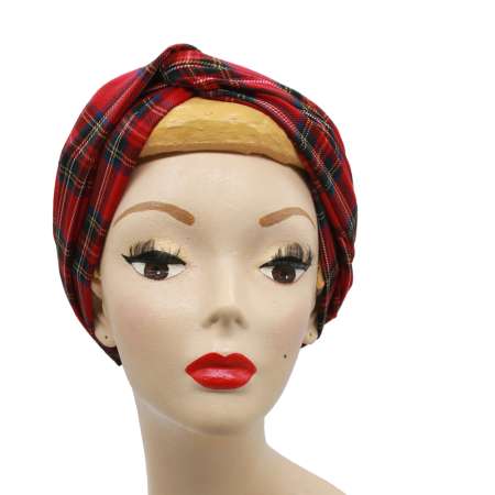 angezogen, flach gebunden: Rotes Tartan Turban Haarband (Schottenmuster)