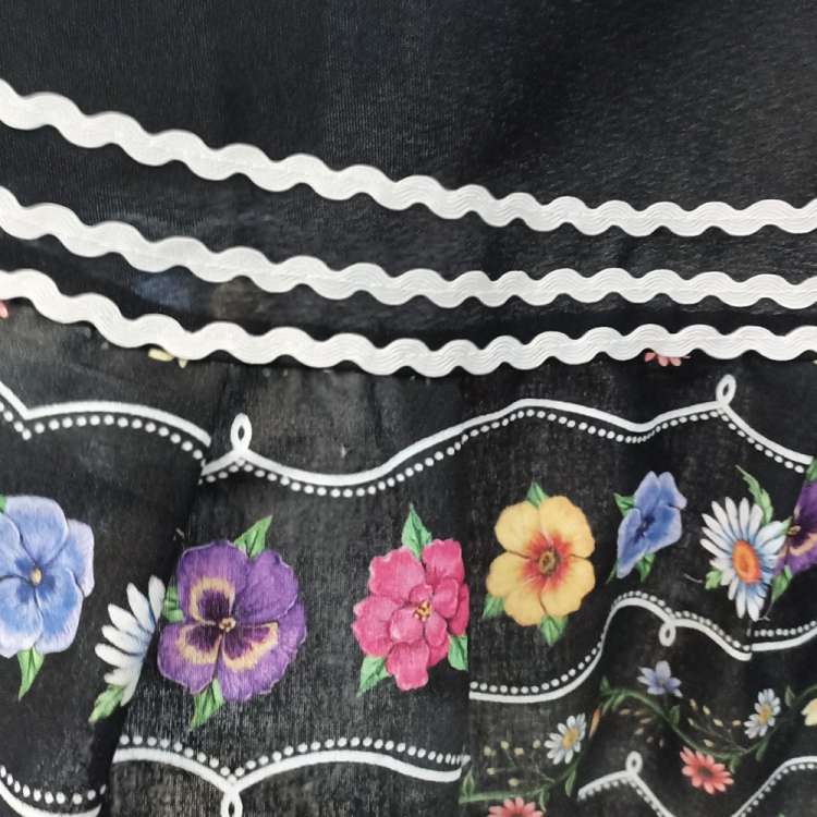 Detail: Patio Rock mit Litze und Blumenprint