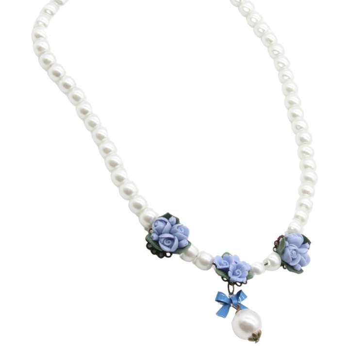 Perlenkette mit blauen Tonrosen