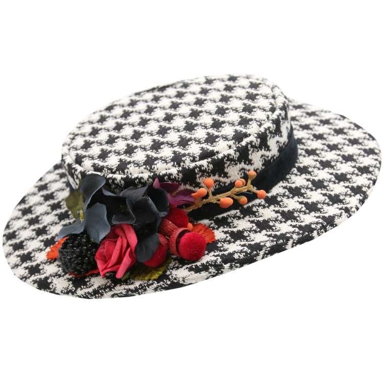 Kleiner Hut aus Wollstoff in schwarz weiß mit kleinen Blumen im Vintage Look