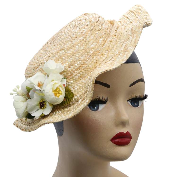 Straw hat handmade white flowers waves