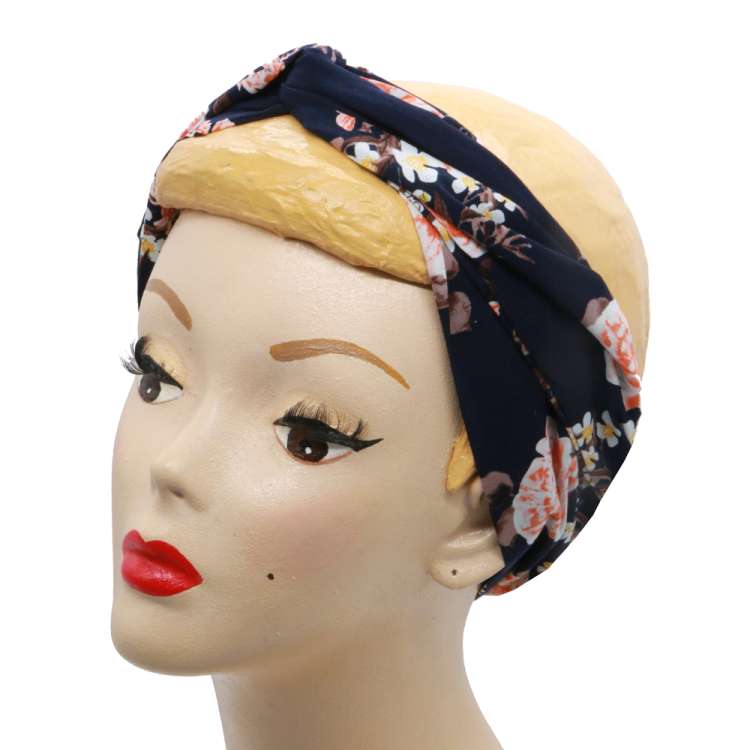 angezogen, flach gebunden: Dunkelblaues Turban Haarband mit Blumen