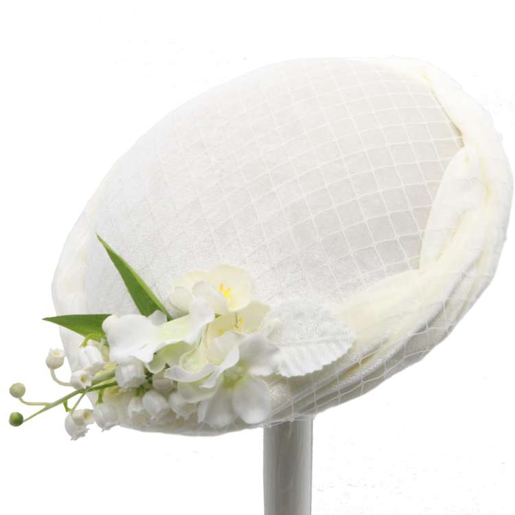 Kleiner runder Hut aus Samt mit Netz und Blumen