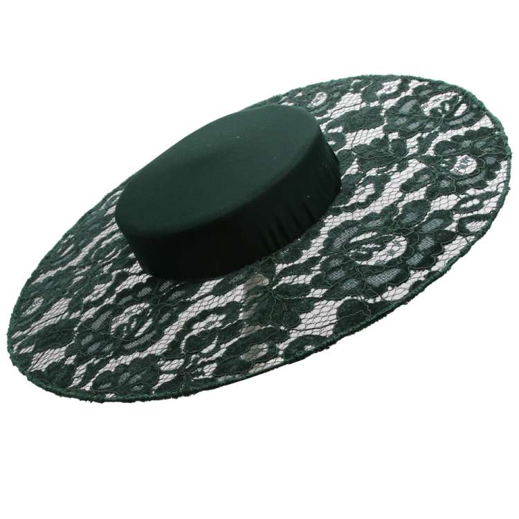 Großer dunkelgrüner Hut mit breiter Krempe mit Spitze 02