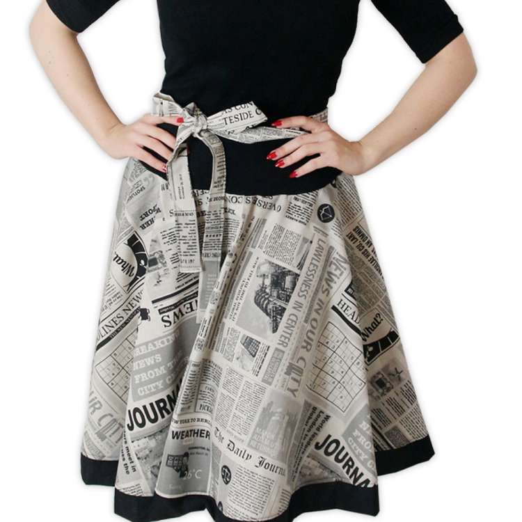 Swing skirt with newspaperprint