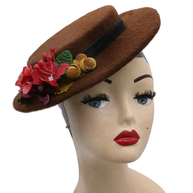 Small hat made of wool in brown with small flowers