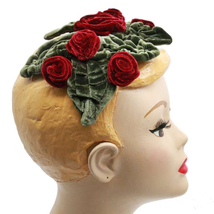 Half Hat mit roten Samtblüten und Blättern (Vintage Bandeau Hut)