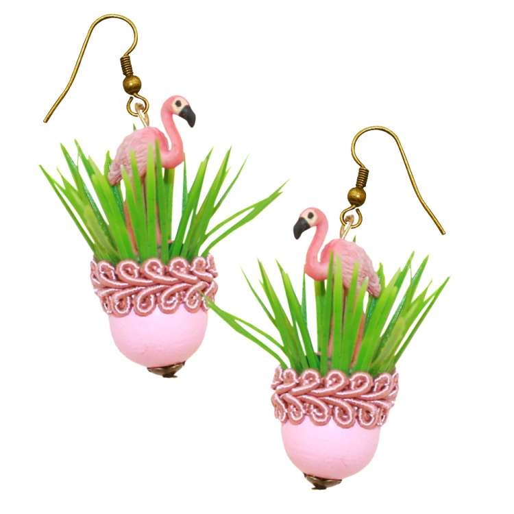 Ohrringe mit Flamingo im Gras