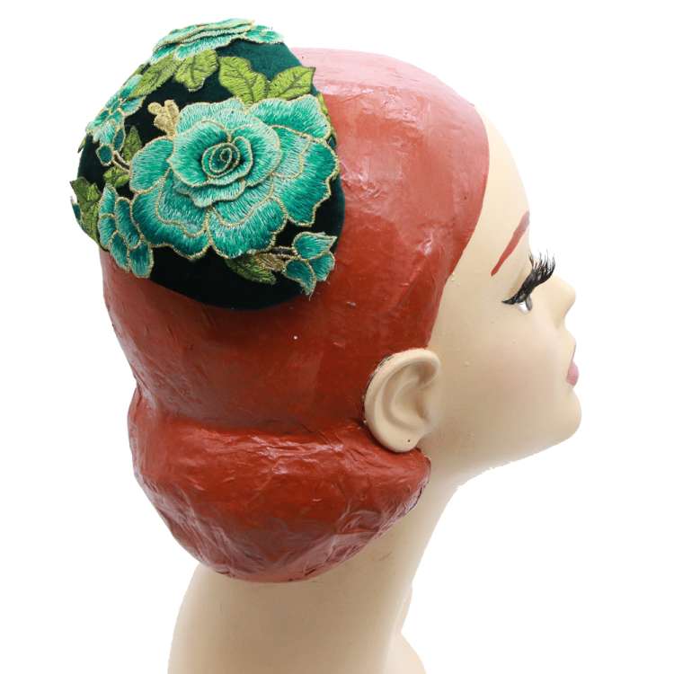 Grün Blauer Half Hat mit Blumenspitze - großer Fascinator im Vintage Design