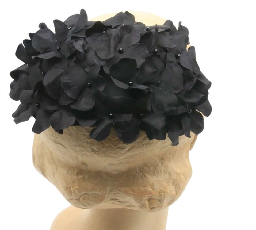 schwarzer fascinator auf Hinterkopf