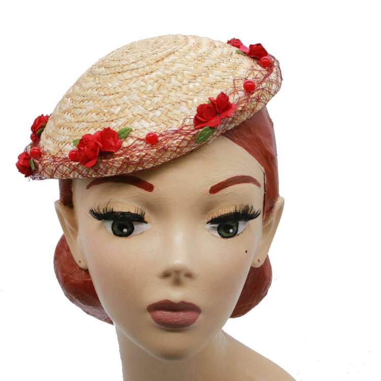 Runder Hut aus Stroh mit Netz und roten Blumen