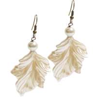 Earrings with leaf with beige mother-of-pearl shimmer