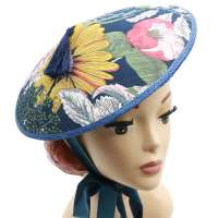 Blauer Kegelhut mit Blumen Muster und Strohborte