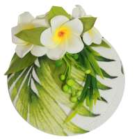 Weiß-grüner Fascinator mit Frangipani Blüten und Palmenblättern