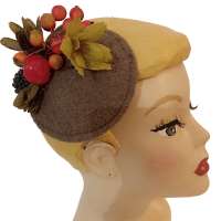 Olivgrüner Fascinator mit Herbstlaub