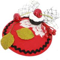 Rot/Weißer Fascinator mit Kirsch Cupcake