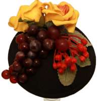 Schwarzer Fascinator mit gelben Rosen, Beeren und Weintrauben