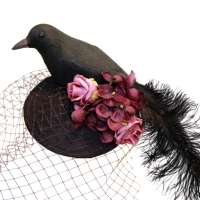 Schwarzer Fascinator mit Rabe, lila Blumen und Schleier (Birdcage)