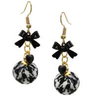 Earrings with houndstooth pattern in black and white