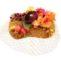 Ocker-gelber Fascinator/ kleiner Half Hat mit Blumen und Netz