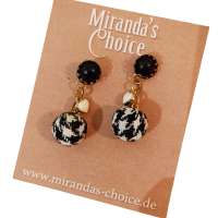 Earrings with houndstooth pattern in black and white